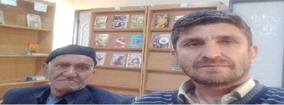 حضور پدر شهید ، معتمد روستا در کتابخانه